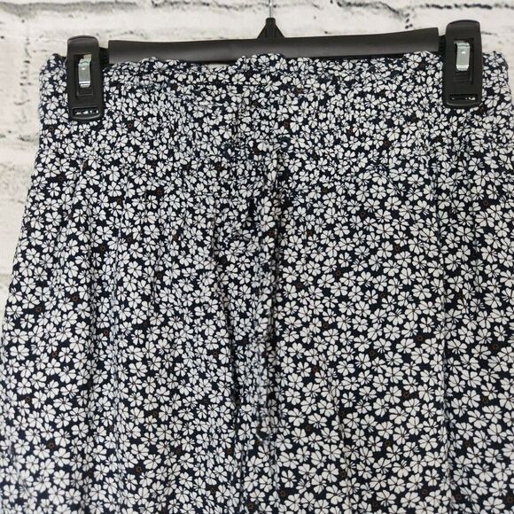 Abercrombie & Fitch Women's Navy Blue White Floral-Print Shorts Size Small - Picture 6 of 13